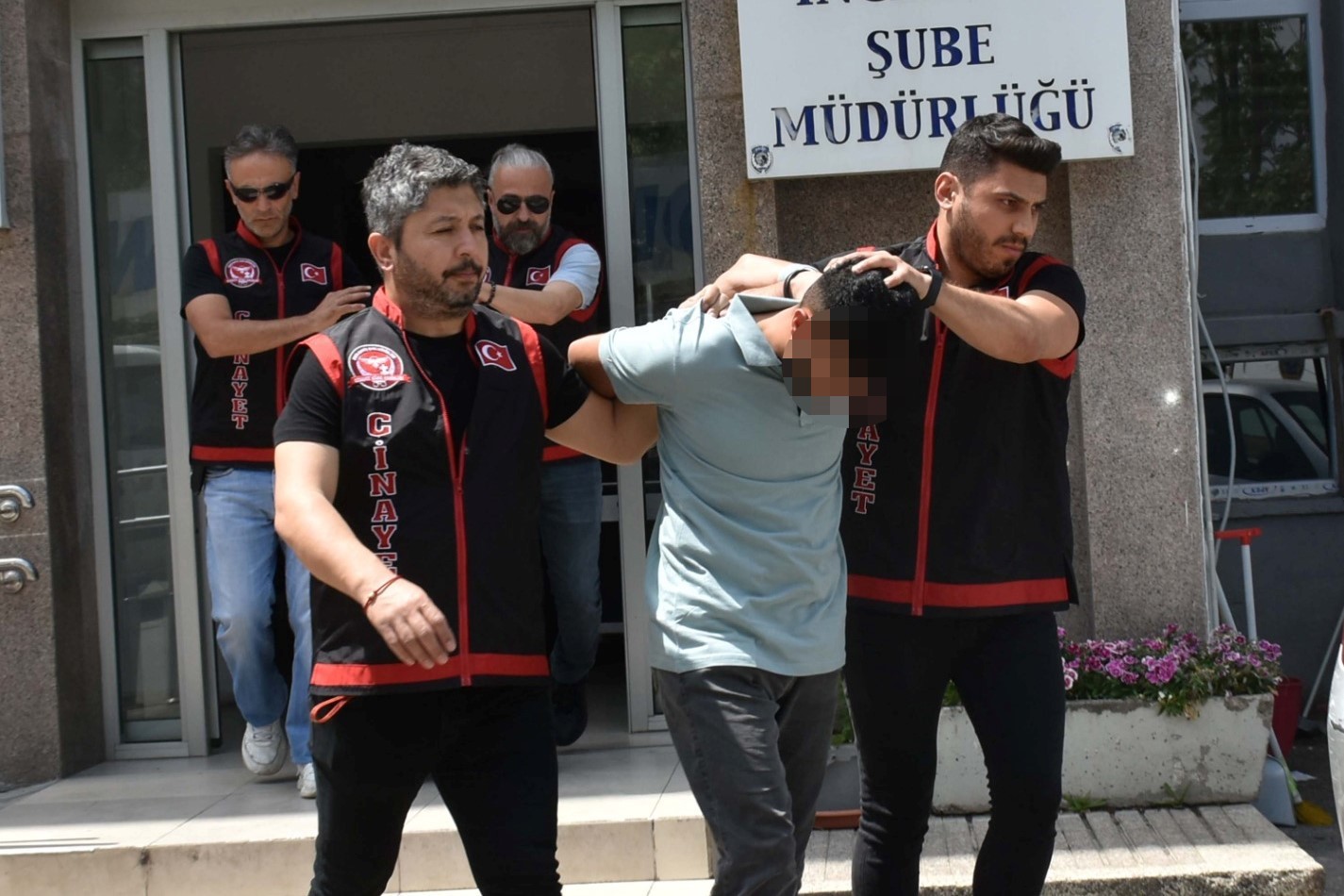 İZMİR'İN BUCA İLÇESİNDE 8 YERİNDEN BIÇAKLANARAK KALDIRILDIĞI HASTANEDE HAYATINI KAYBEDEN