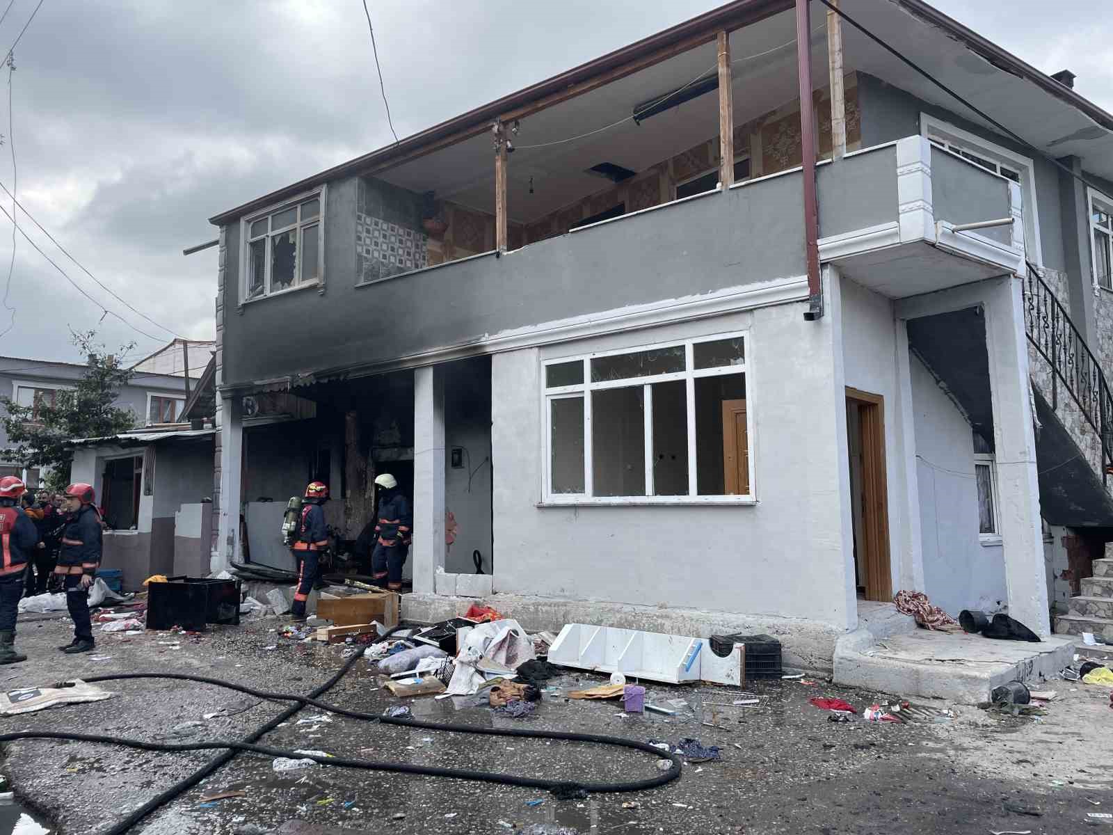 SAKARYA’NIN ERENLER İLÇESİNDE BİR EVDE ÇIKAN YANGIN İTFAİYE EKİPLERİNCE SÖNDÜRÜLDÜ.