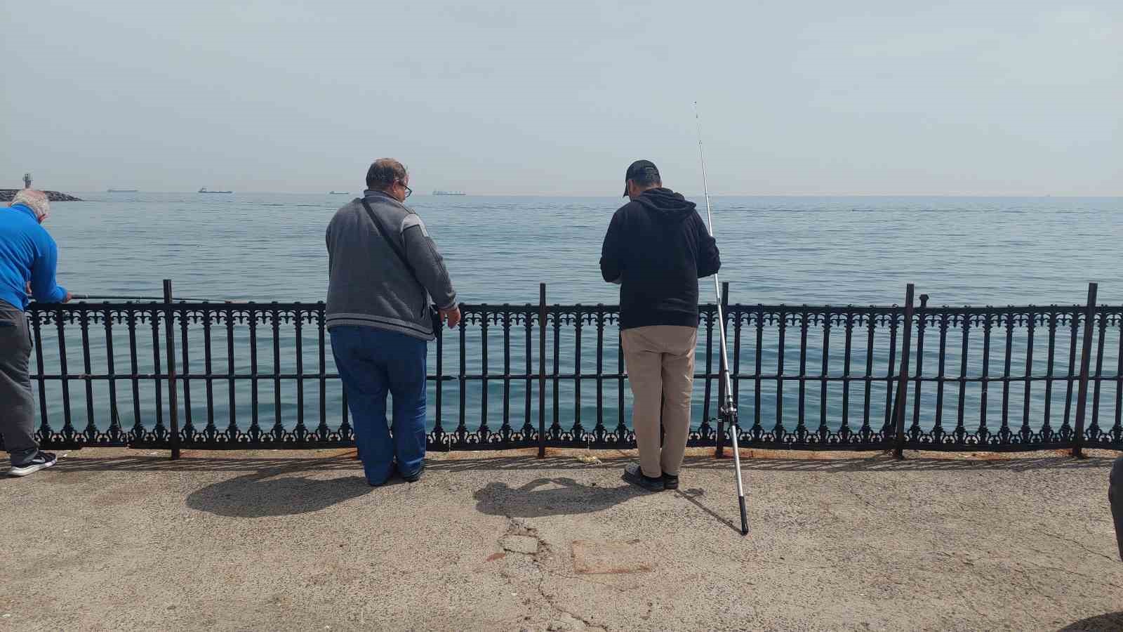 TEKİRDAĞ'IN SÜLEYMANPAŞA İLÇESİNDE GÜZEL HAVAYI FIRSAT BİLEN OLTA BALIKÇILARI, MARMARA