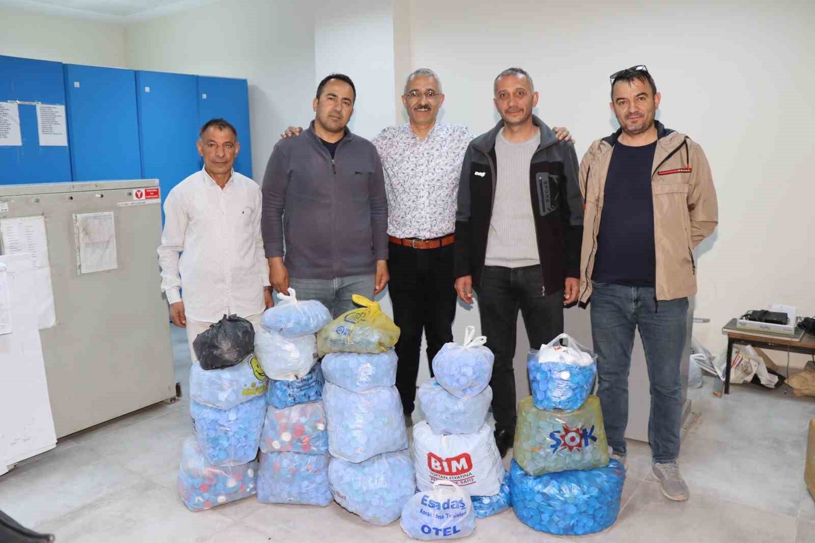 OLTU KADASTRO PERSONELİ GÖNÜLLÜ OLARAK TOPLADIKLARI BİNLERCE MAVİ KAPAĞI TESLİM
