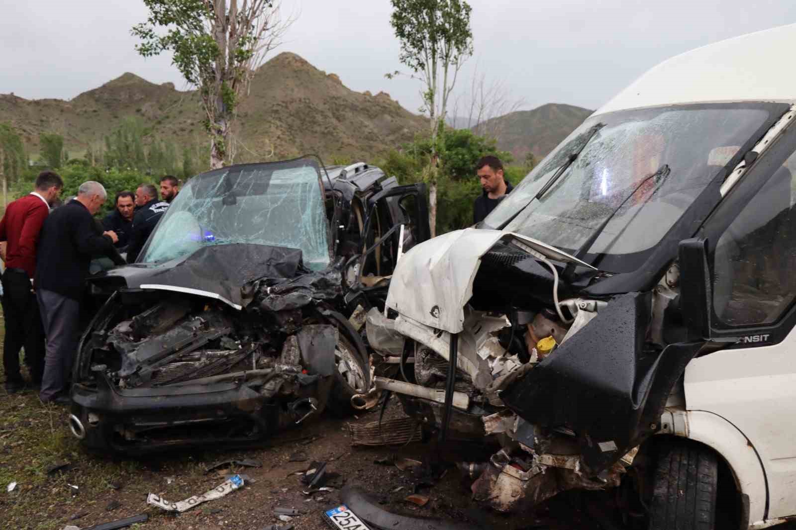 ERZURUM’UN OLTU İLÇESİNDE  MEYDANA GELEN TRAFİK KAZASINDA MİNİBÜS İLE