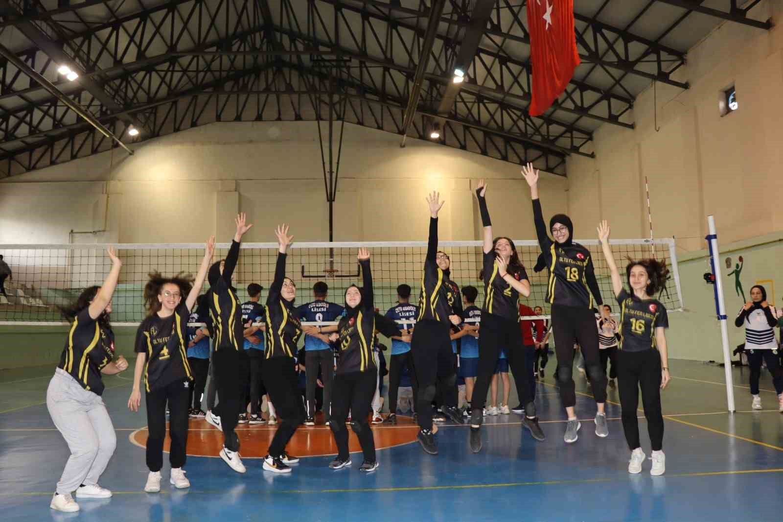 ERZURUM’UN OLTU İLÇESİNDE DÜZENLENEN GENÇ KIZLAR VOLEYBOL TURNUVASI ŞAMPİYONLUĞUNU FEN