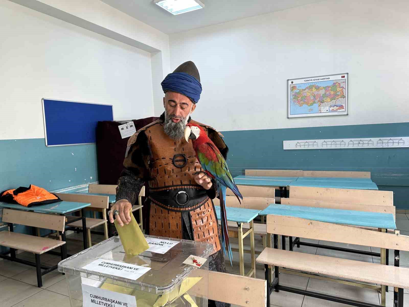 ESENYURT’TA YAŞAYAN NAZIM CİHAN İSİMLİ VATANDAŞ, OSMANLI DÖNEMİ KIYAFETİNİ GİYİP