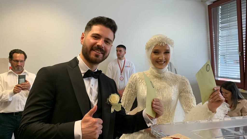 ALMANYA’DA BİR ÇİFT, DÜĞÜN ÖNCESİ GELİNLİK VE DAMATLIKLA STUTTGART’DAKİ TÜRK
