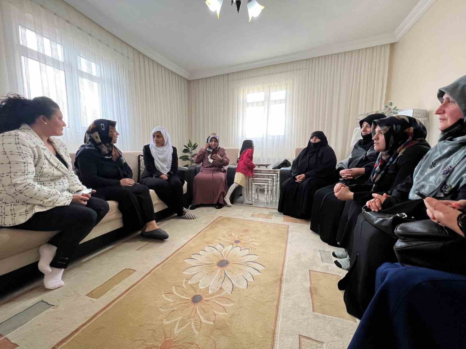 AK PARTİ ERZURUM MİLLETVEKİLİ ADAYI FATMA ÖNCÜ, KARAÇOBAN’A ÇIKARMA YAPTI.