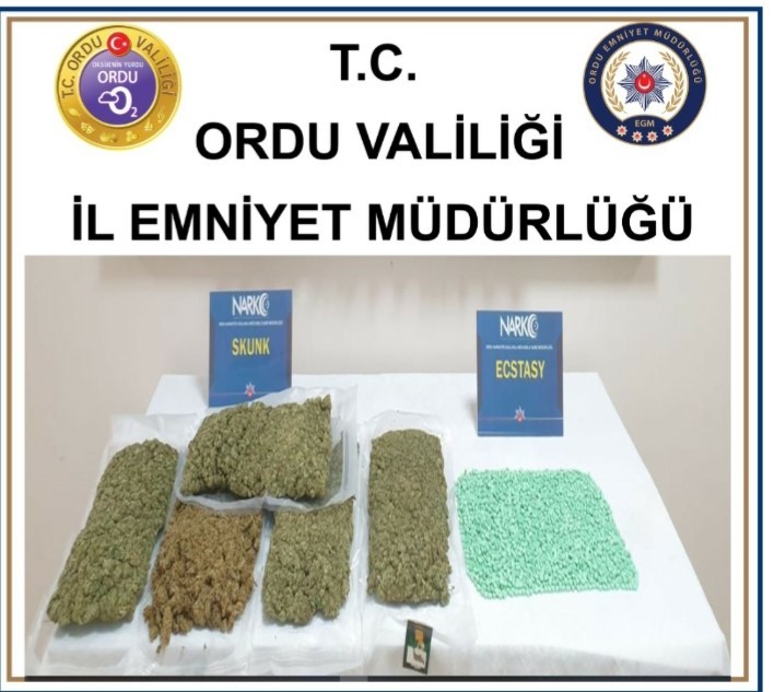 ARAÇTA YAPILAN ARAMADA 2 KİLO 700 GRAM SKUNK VE 2