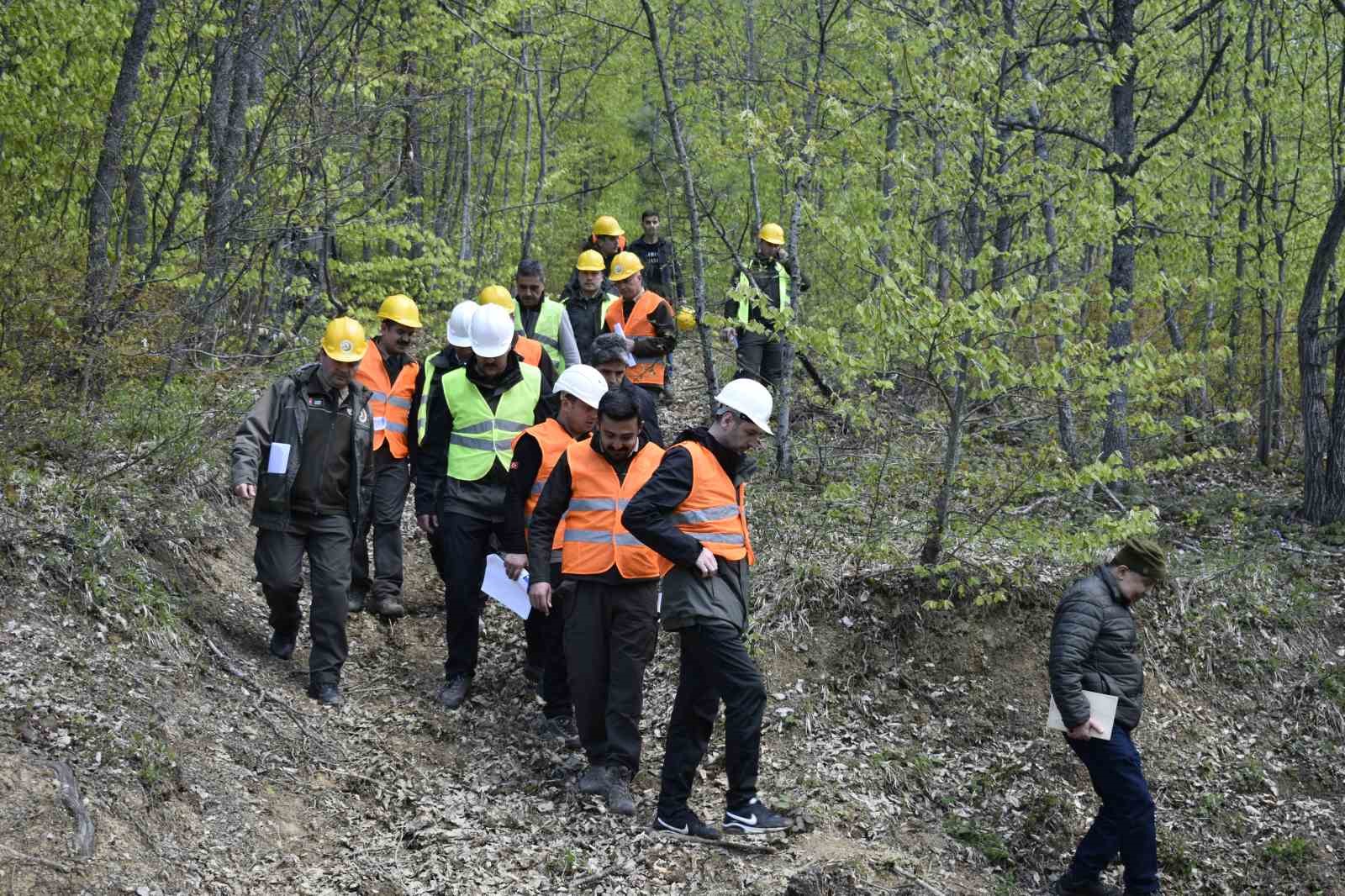 ORMAN İÇİ EĞİTİMLER YERİNDE BİLGLENDİRMELERİ ULUS İLÇESİ KURUÇAY MEVKİNNDEYAPILIYOR