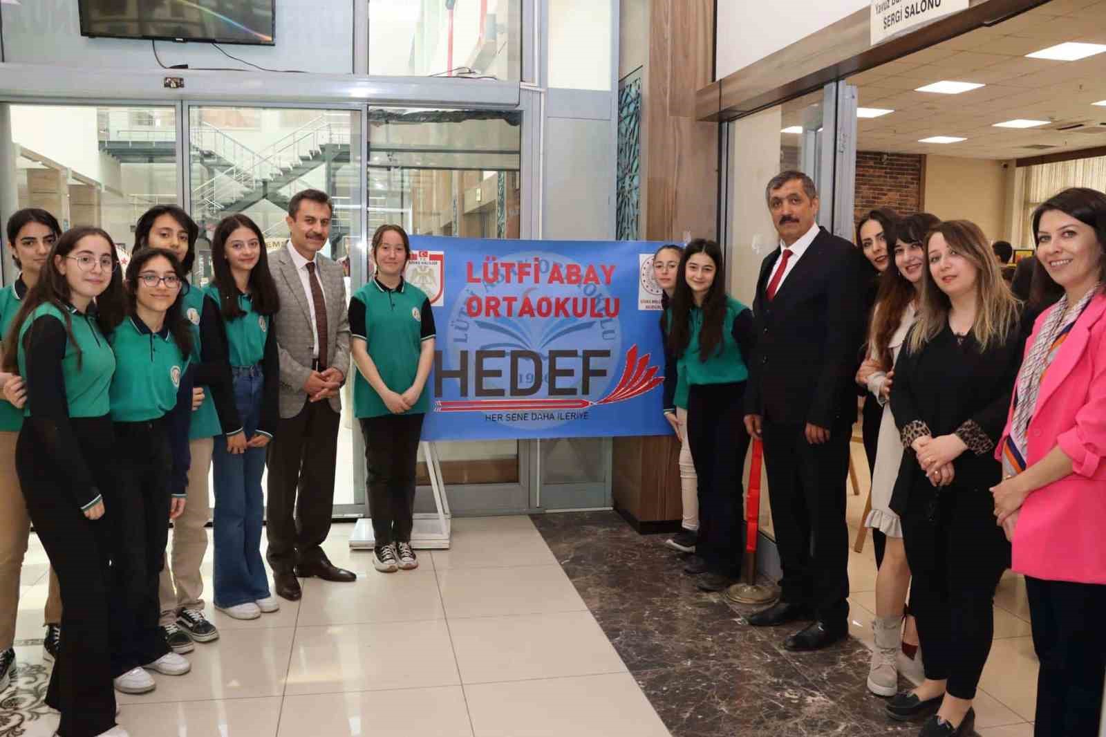 ORTAOKUL ÖĞRENCİLERİ TASARIM SERGİSİ AÇTI