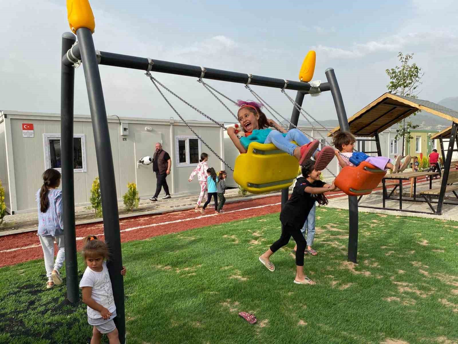 KAHRAMANMARAŞ MERKEZLİ DEPREMDEN ETKİLENEN 11 İLDEN BİRİ OLAN OSMANİYE'DE KONTEYNER