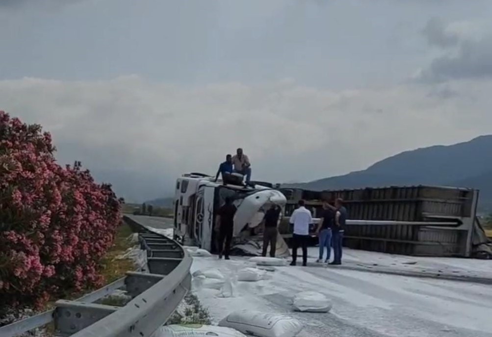 OSMANİYE’DE GÜBRE YÜKLÜ TIR DEVRİLDİ