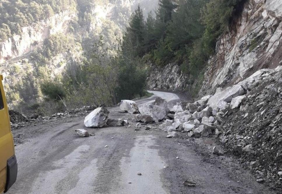OSMANİYE'DE HEYELAN, KÖY YOLLARINI ULAŞIMA KAPADI