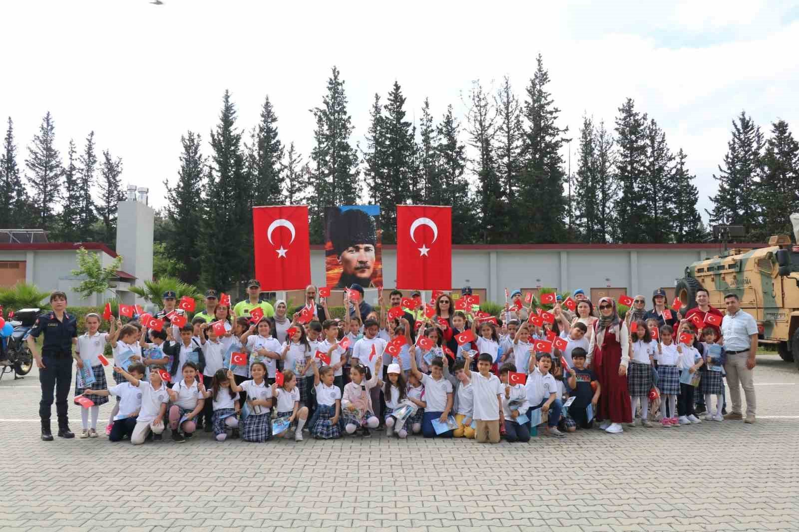 OSMANİYE’DE JANDARMADAN 'TRAFİK HAFTASI VE JANDARMAYI SEVDİRME' ETKİNLİĞİ