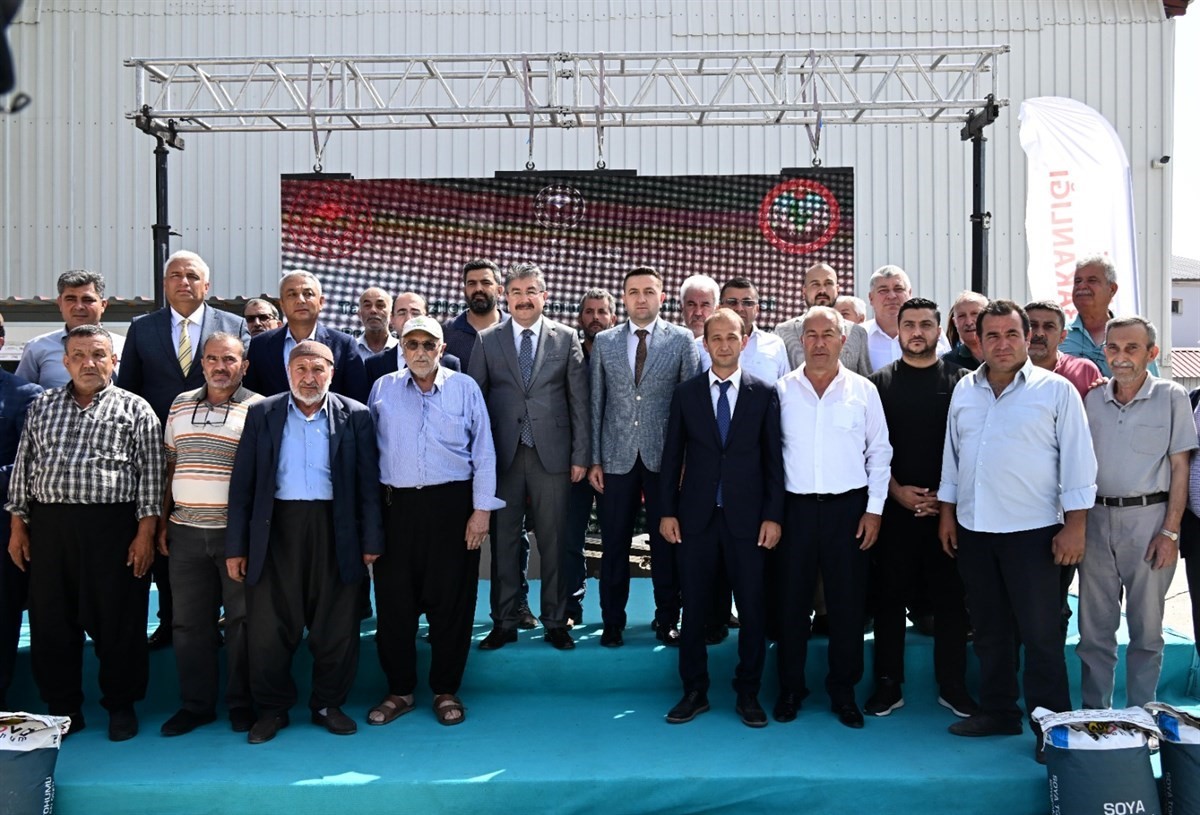 OSMANİYE'DE ÜRETİCİLERE %75 HİBE DESTEKLİ SOYA TOHUMU DAĞITILDI