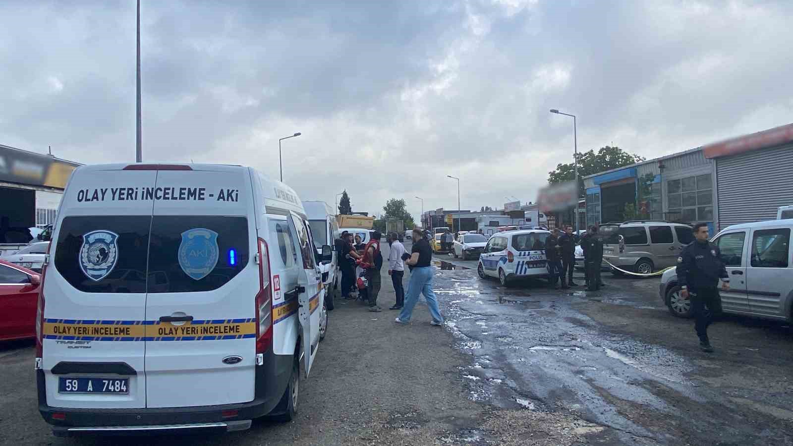 TEKİRDAĞ ÇORLU’DA TAMİRCİ DÜKKANINA GELEN BİR ŞAHIS, 2 KİŞİYİ SİLAHLA