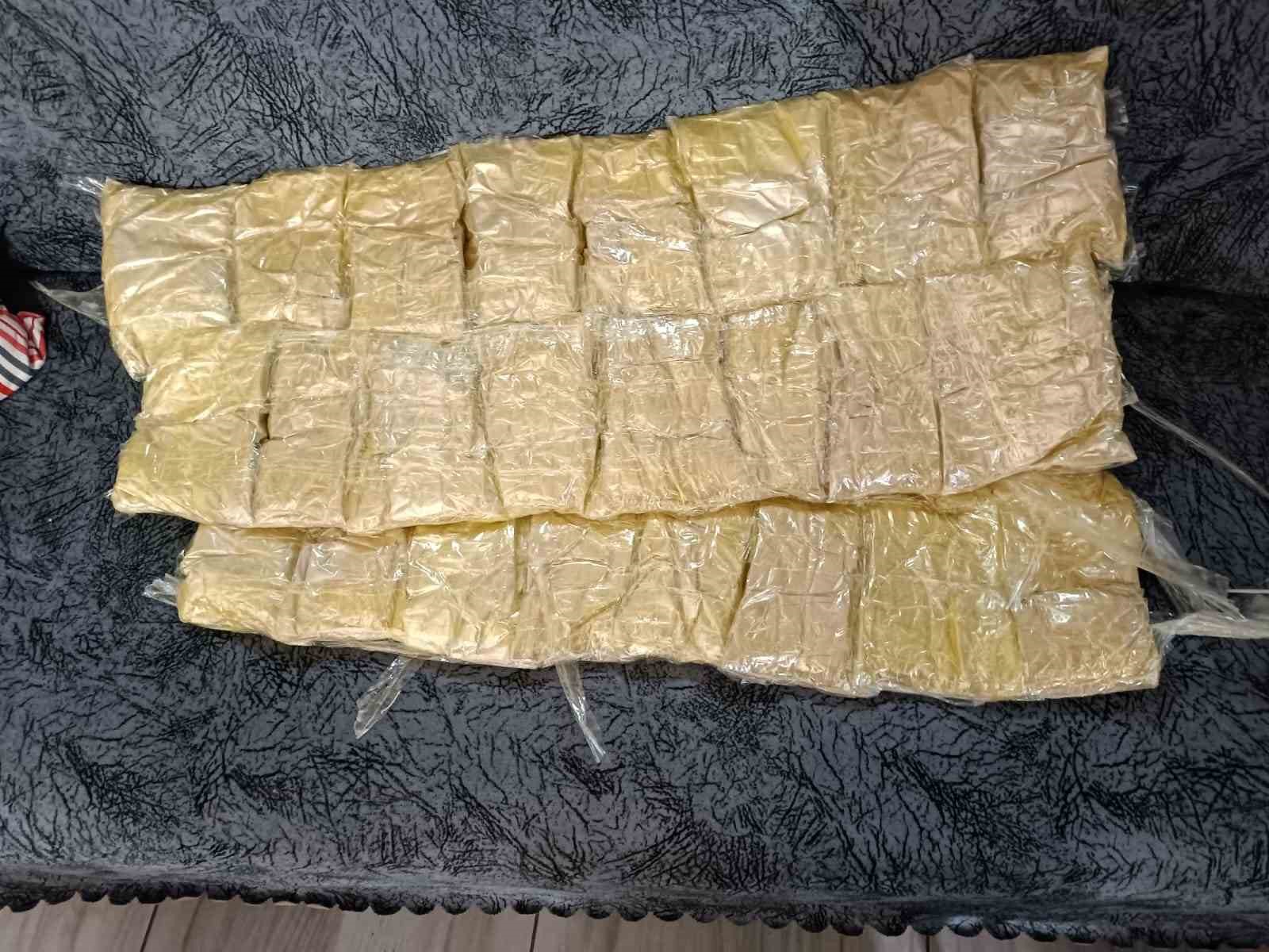 BİTLİS'TE OTOBÜSLE YOLCULUK YAPAN İKİ KADIN ÜZERİNDE 10 KİLO EROİN