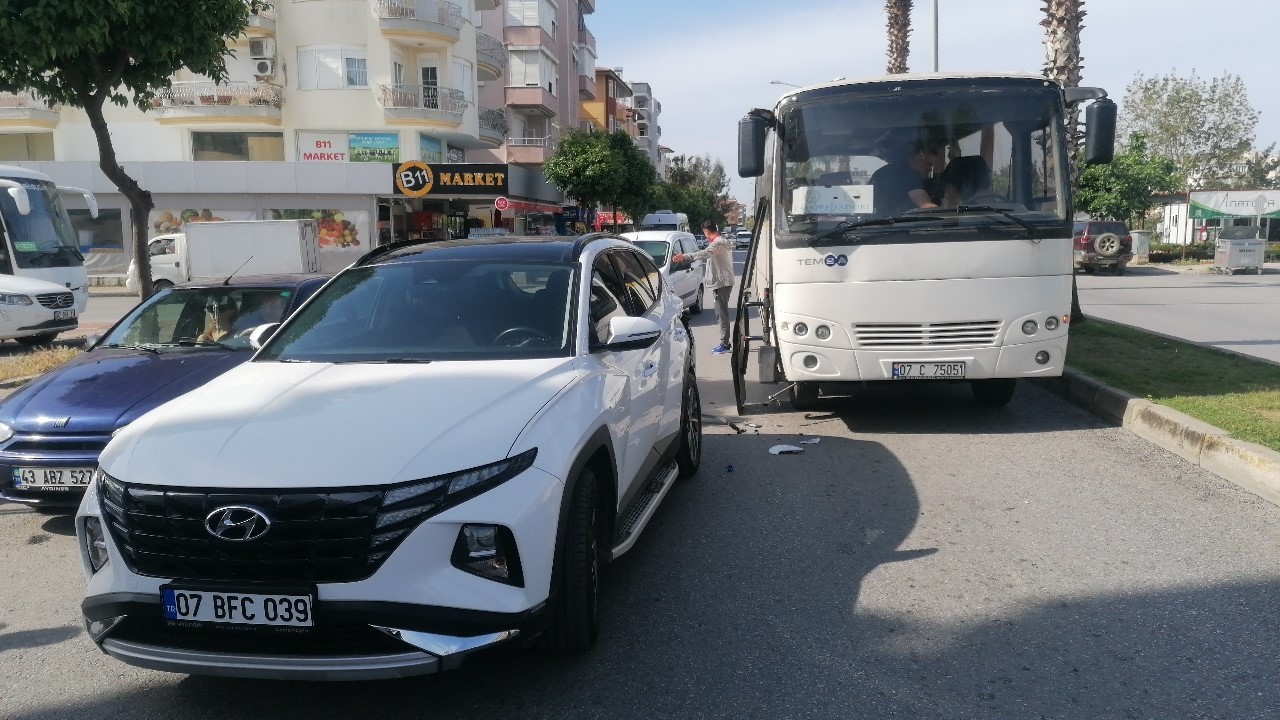 ANTALYA'NIN MANAVGAT İLÇESİNDE KAPISI AÇIK SEYREDEN SERVİS OTOBÜSÜ, KIRMIZI IŞIKTA