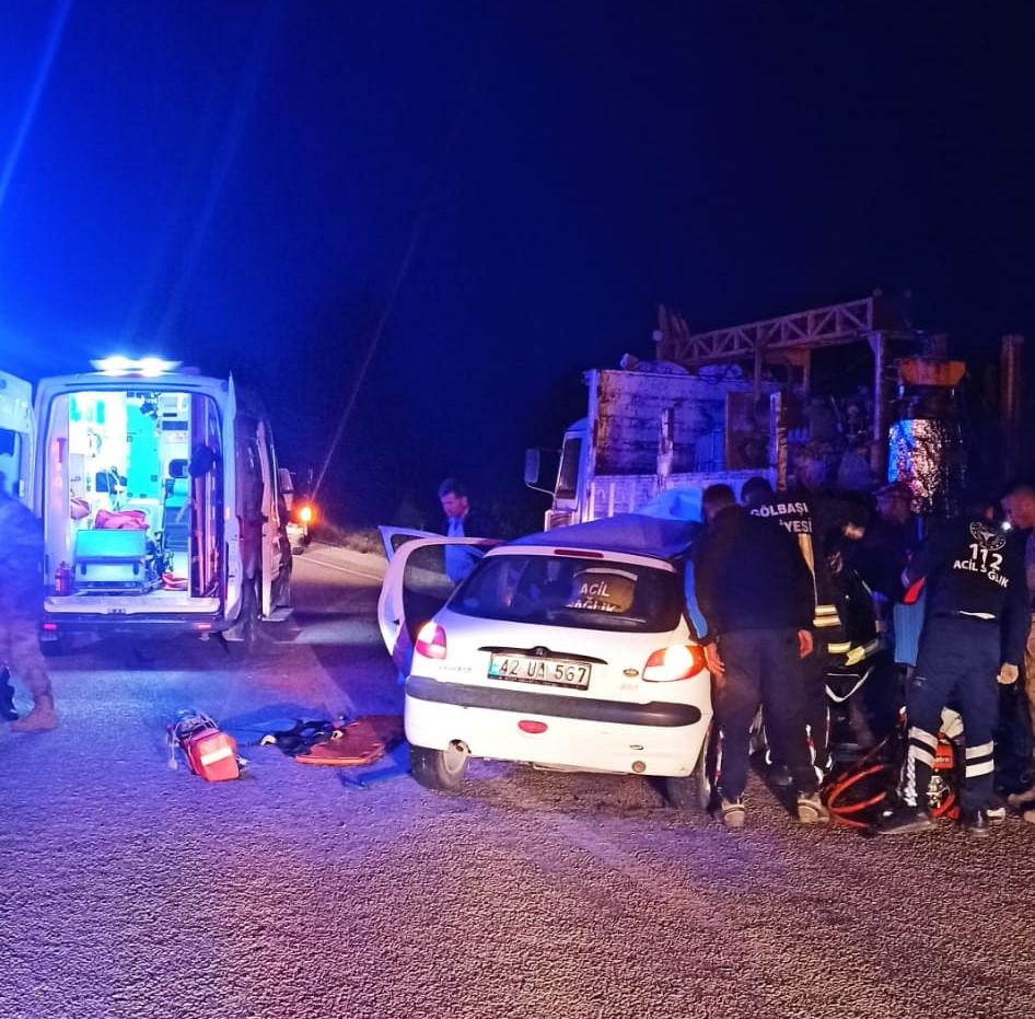 ADIYAMAN’DA ARIZA YÜZÜNDEN YOL KENARINDA PARK HALİNDE BULUNAN KAMYONA OTOMOBİLİN