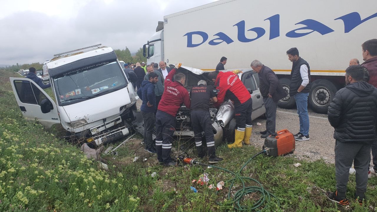 ÇORUM'UN SUNGURLU İLÇESİNDE MEYDANA GELEN TRAFİK KAZASINDA 2 KİŞİ YARALANDI