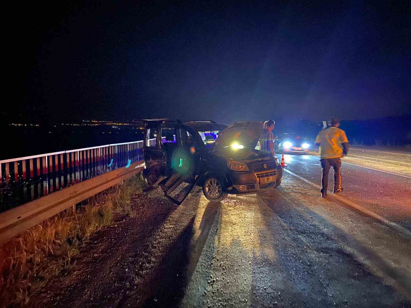 DENİZLİ’DE OTOMOBİLİN DÖNMEYE ÇALIŞAN HAFİF TİCARİ ARACA ÇARPMASI SONUCU MEYDANA