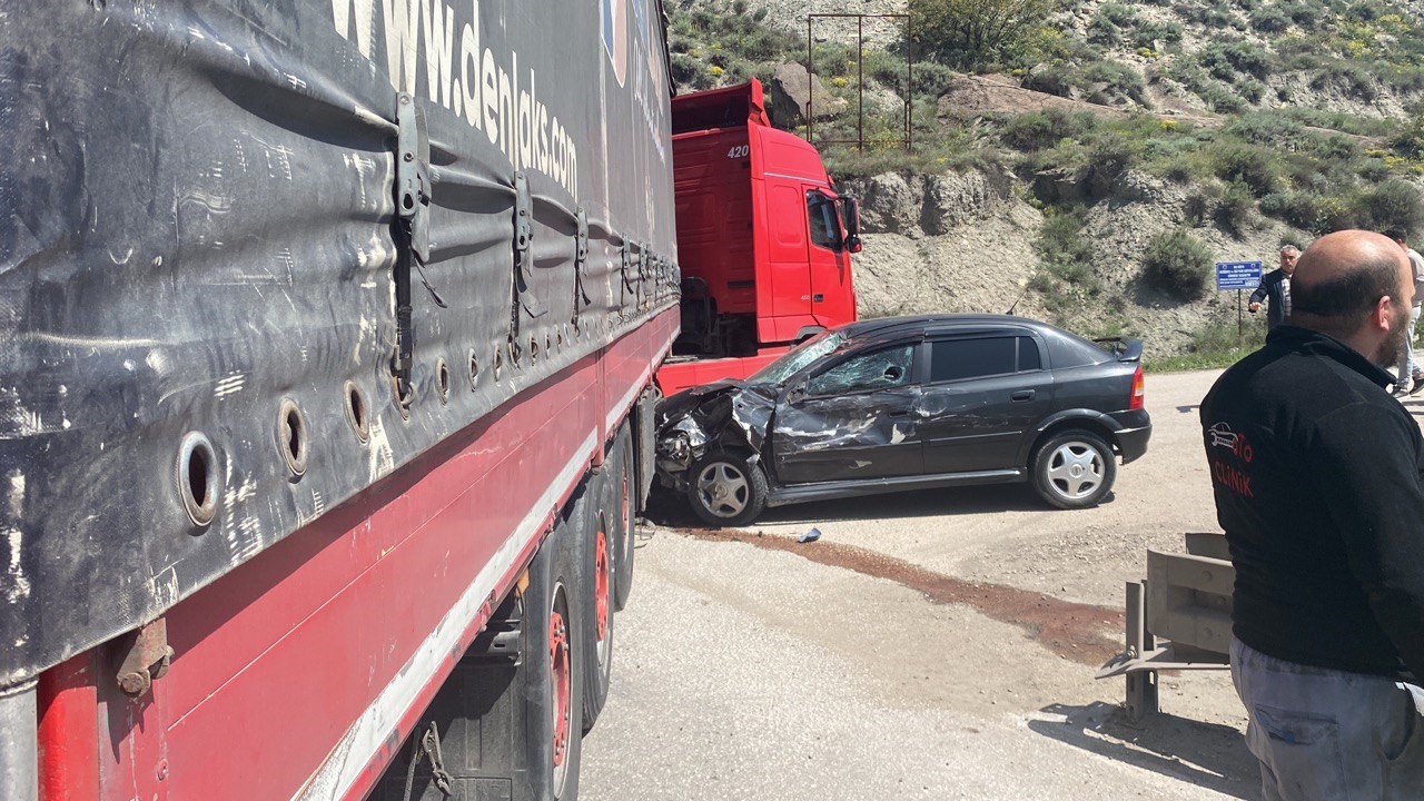 KARABÜK’TE DÖNÜŞ MANEVRASI YAPAN TIRA OTOMOBİLİN ÇARPMASI SONUCU MEYDANA GELEN