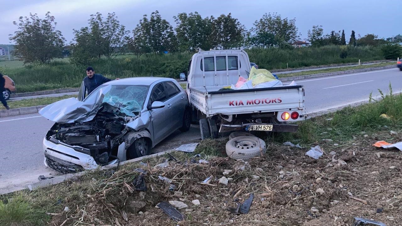 SAKARYA’NIN KAYNARCA İLÇESİNDE DUBLE YOLDA PARK HALİNDEKİ KAMYONETE ÇARPAN OTOMOBİL