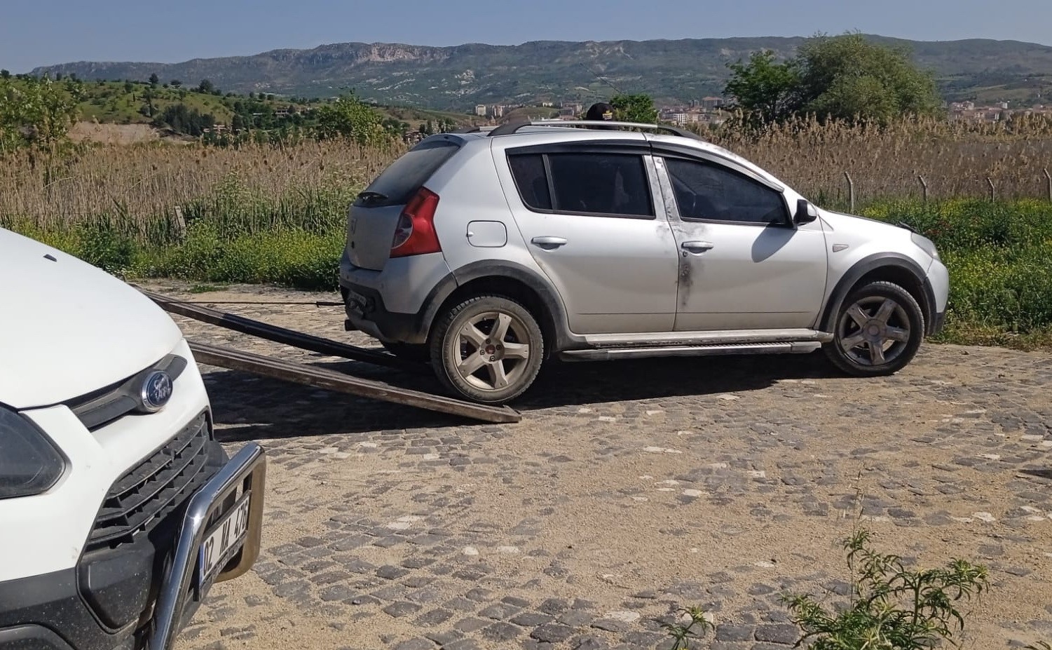 ADIYAMAN'IN GÖLBAŞI İLÇESİNDE OTOMOBİLİN İÇİNDE BAYGIN HALDE BULUNAN VE HAYATİ