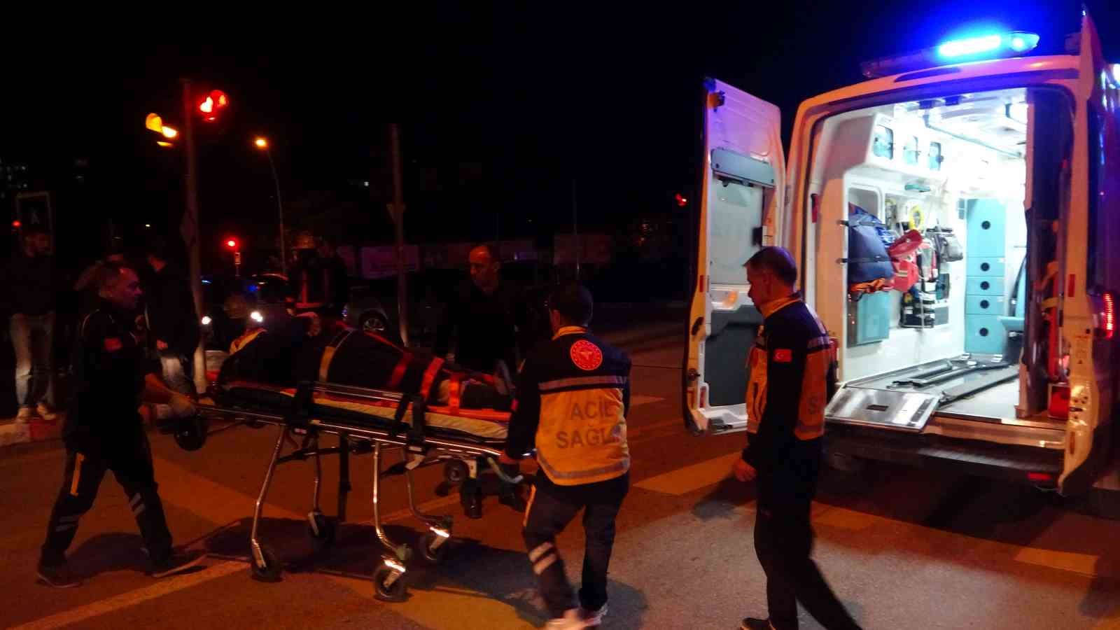 MALATYA’DA OTOMOBİL İLE ÇARPIŞAN HAFİF TİCARİ ARAÇ DEVRİLEREK YAN YATTI.