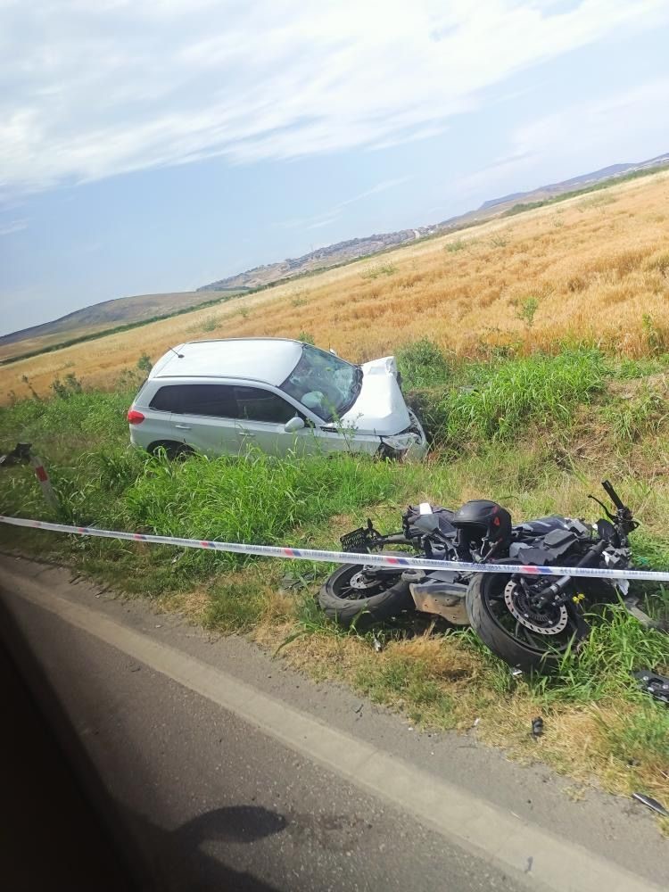 İZMİR’İN MENEMEN İLÇESİNDE OTOMOBİL İLE MOTOSİKLETİN ÇARPIŞMASI SONUCU MEYDANA GELEDEN