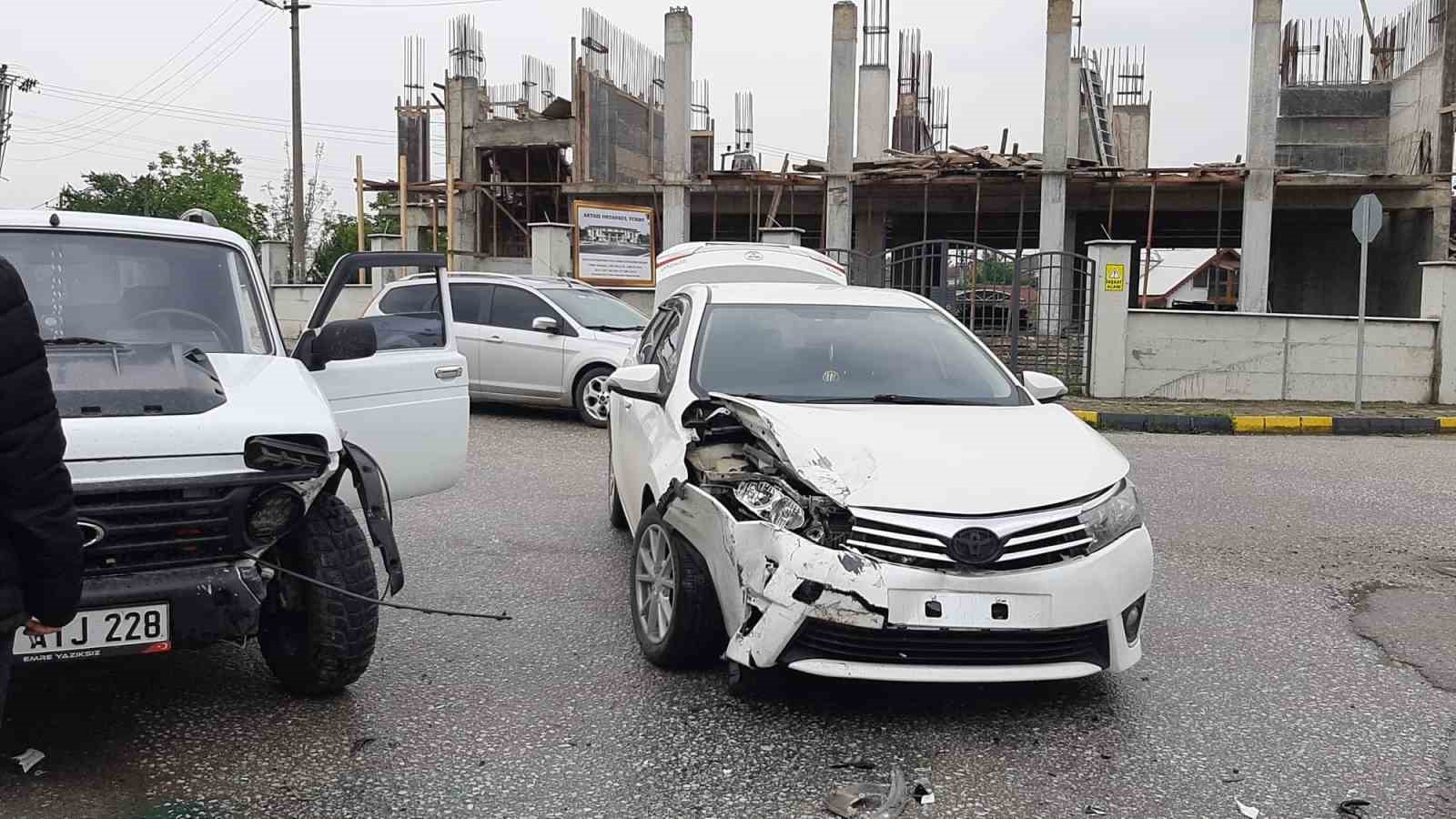 SAKARYA’NIN AKYAZI İLÇESİNDE OTOMOBİL İLE CİPİN ÇARPIŞMASI NETİCESİNDE MEYDANA GELEN