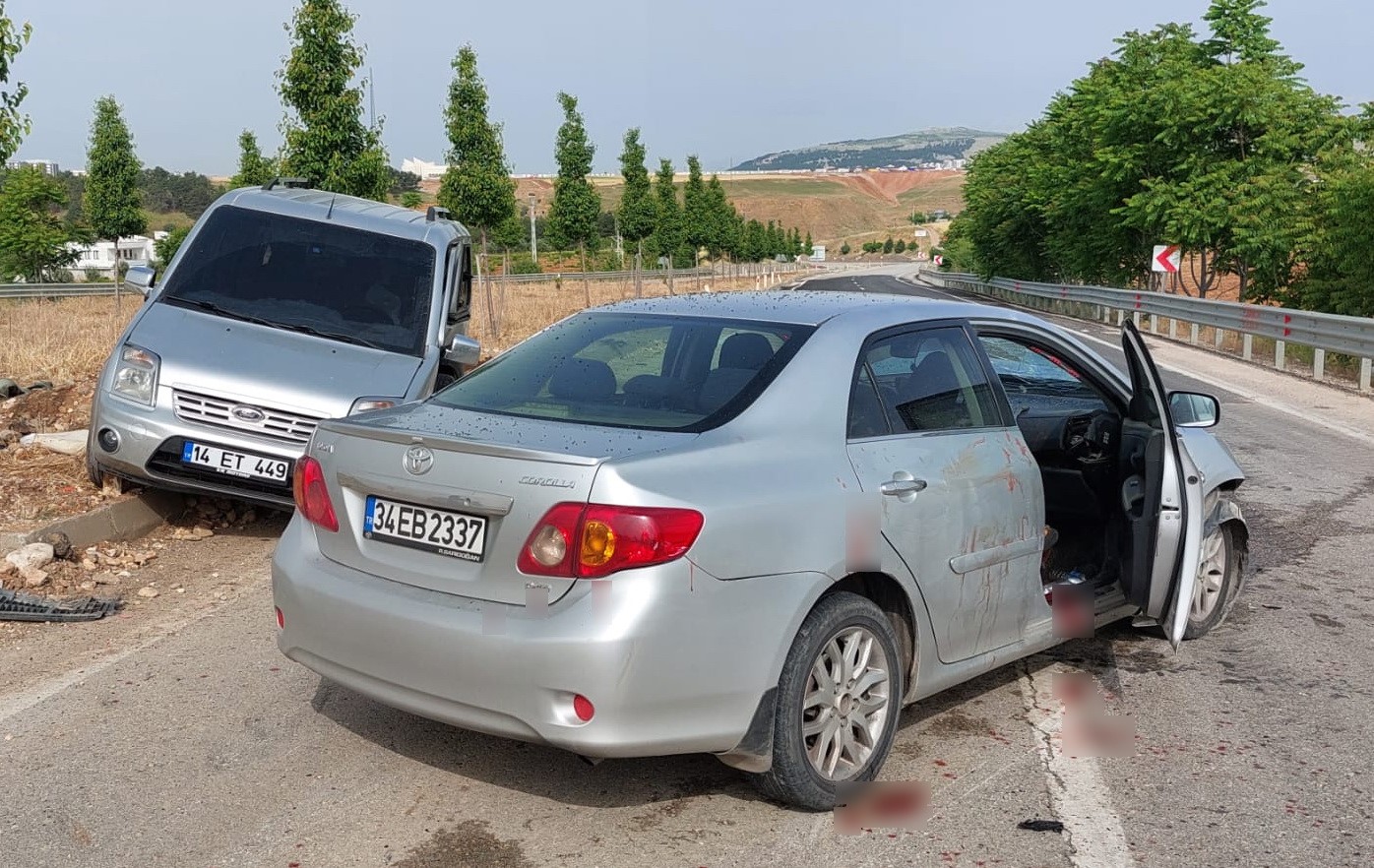 ADIYAMAN’DA, HAFİF TİCARİ ARAÇ İLE OTOMOBİLİN ÇARPIŞMASI SONUCU MEYDANA GELEN