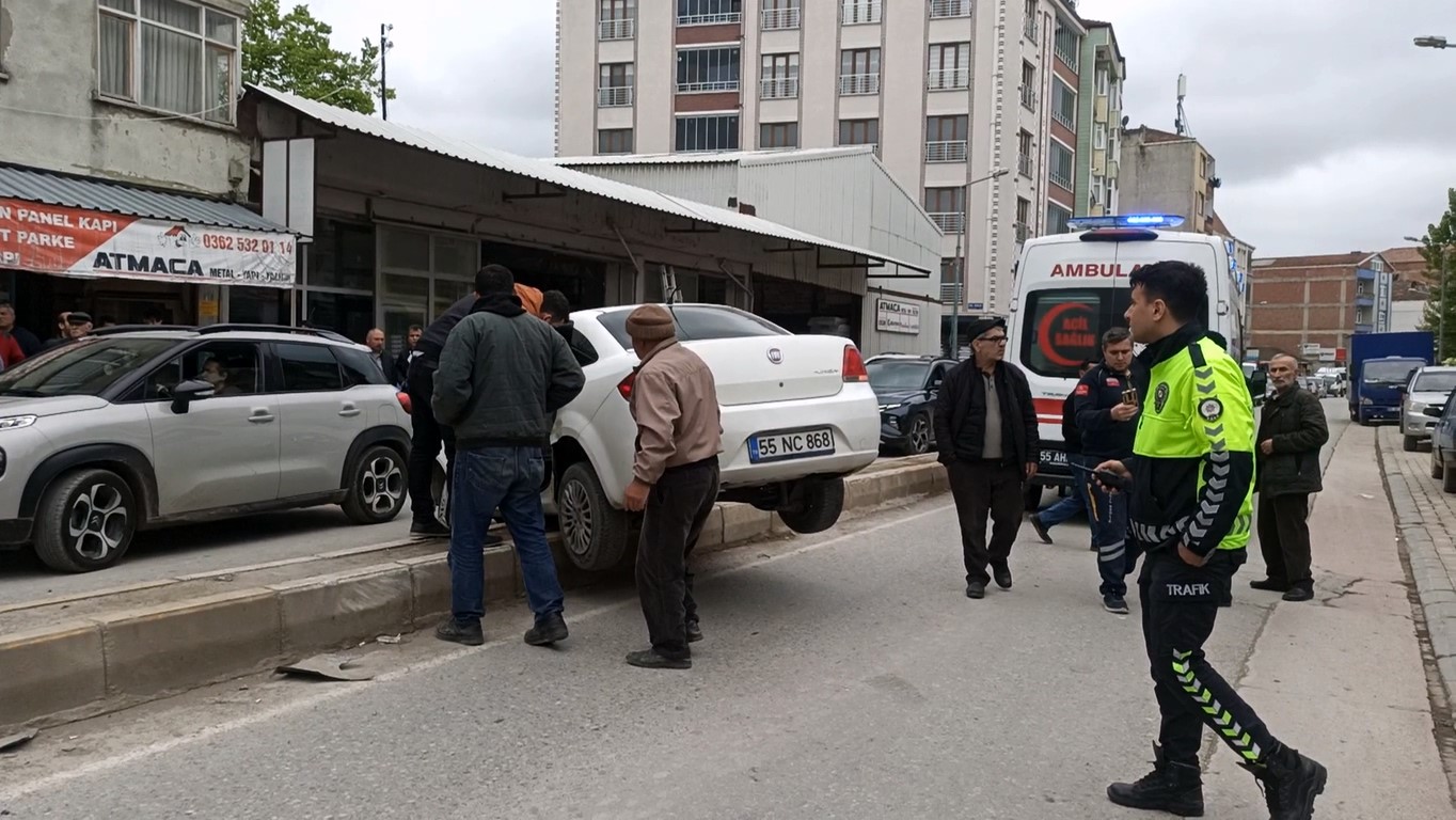 SAMSUN’UN BAFRA İLÇESİNDE MİNİBÜS İLE OTOMOBİL ÇARPIŞTI.