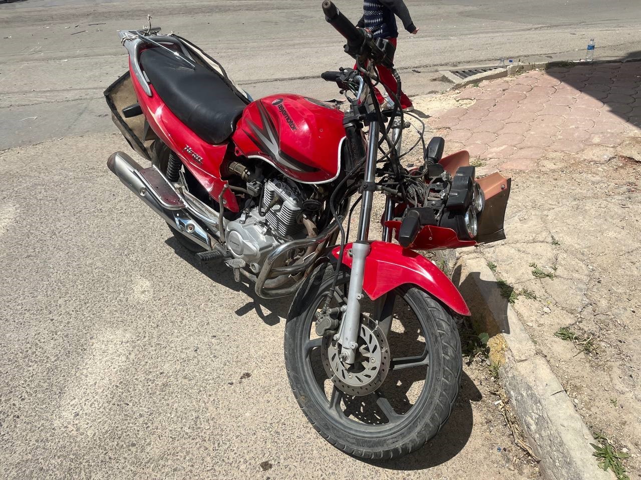 KİLİS’TE OTOMOBİL İLE MOTOSİKLETİN ÇARPIŞTIĞI KAZADA 2 KİŞİ YARALANDI.