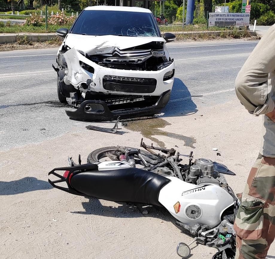OTOMOBİL İLE MOTOSİKLET KAFA KAFAYA ÇARPIŞTI: 1 AĞIR YARALI