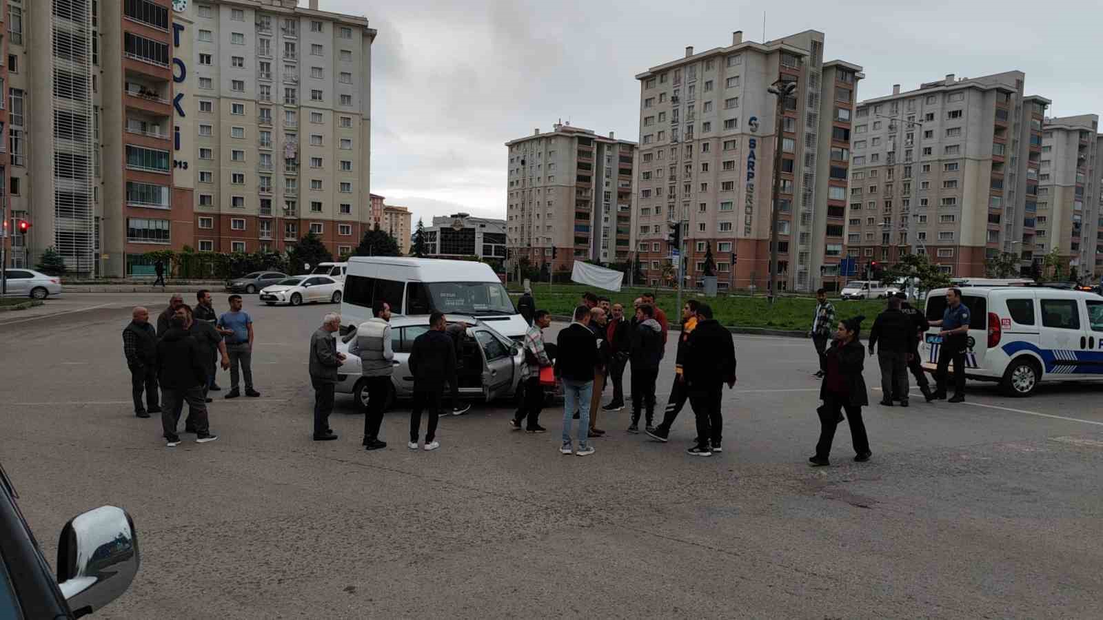 SAMSUN'DA SEYİR HALİNDEKİ OTOMOBİL İLE YOLCU MİNİBÜSÜNÜN ÇARPIŞTIĞI KAZADA 1