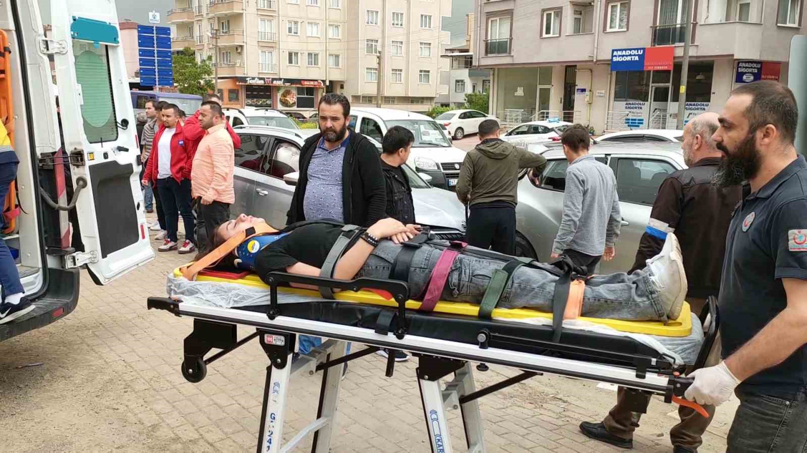KOCAELİ'DE OTOMOBİLİN KIRMIZI IŞIKTA BEKLEYEN ARACA ARKADAN ÇARPMASI SONUCU MEYDANA