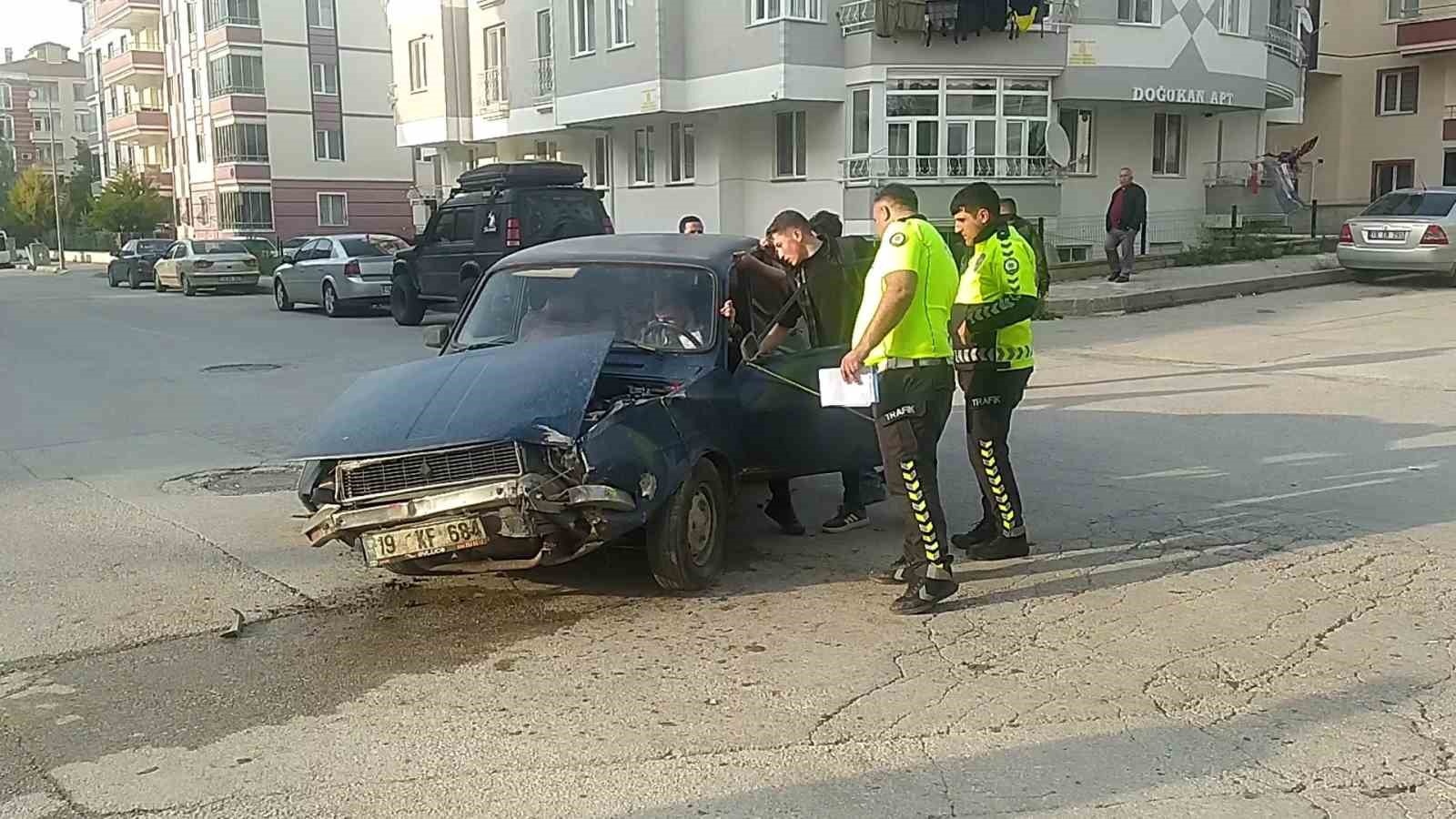 ÇORUM'DA OTOMOBİLİN MİNİBÜSLE ÇARPIŞMASI SONUCU MEYDANA GELEN KAZADA 2 KİŞİ