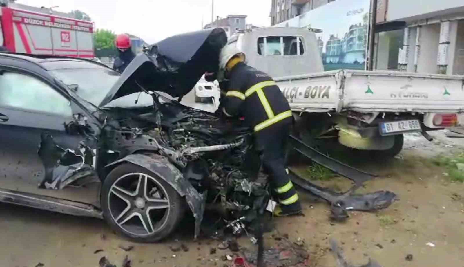DÜZCE'DE OTOMOBİLİN ÇARPTIĞI PARK HALİNDEKİ KAMYONET HAREKET EDEREK AYDINLATMA DİREĞİNİ