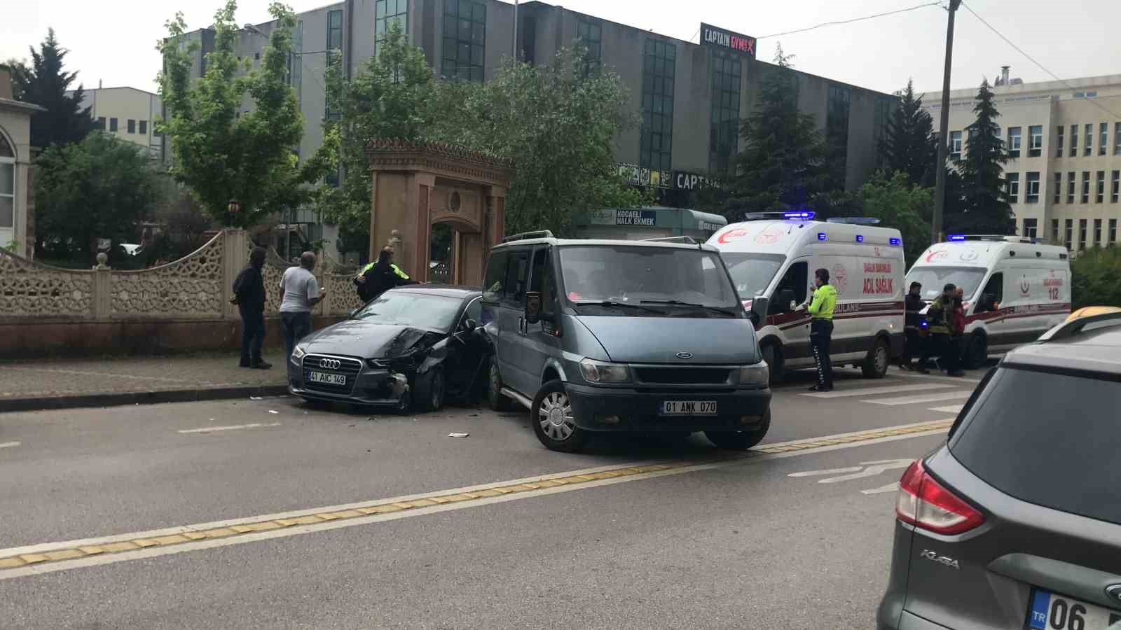 KOCAELİ’NİN İZMİT İLÇESİNDE OTOMOBİL, SÜRÜCÜNÜN HAKİMİYETİ KAYBETMESİYLE CADDE KENARINDA PARK