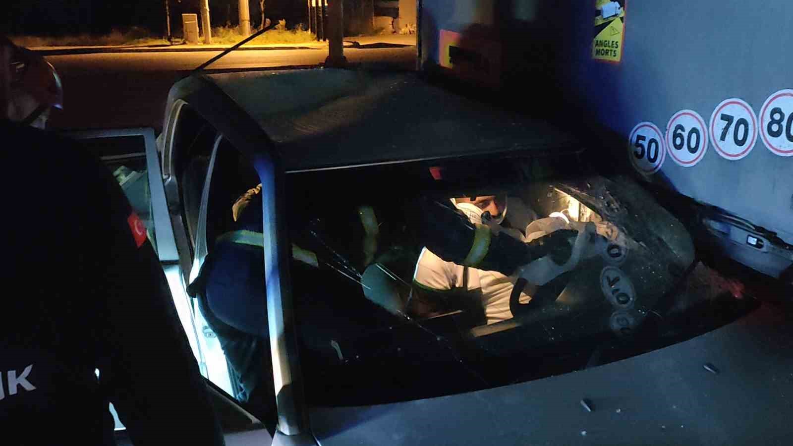 KOCAELİ'NİN GEBZE İLÇESİNDE SEYİR HALİNDE OLAN OTOMOBİL, PARK HALİNDEKİ TIRIN