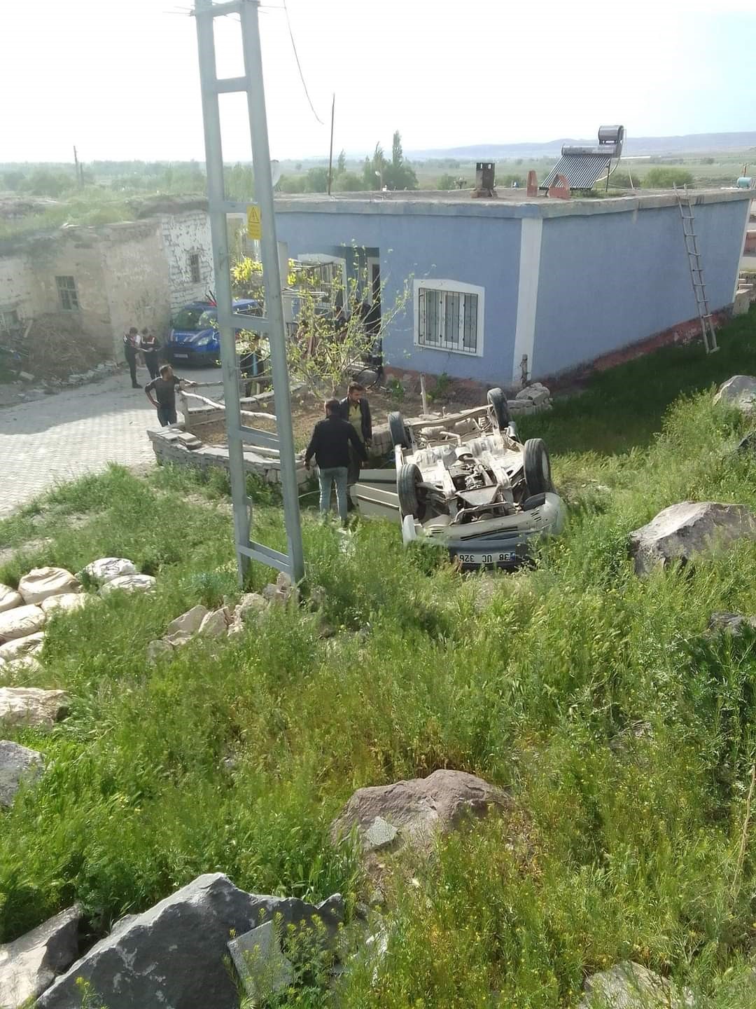 KAYSERİ'NİN DEVELİ İLÇESİNDE OTOMOBİLİN ŞARAMPOLE DEVRİLMESİ SONUCU MEYDANA GELEN KAZADA