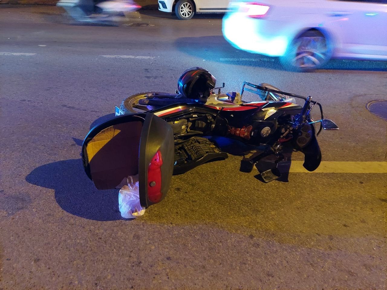 KOCAELİ'NİN GEBZE İLÇESİNDE BİR OTOMOBİL SÜRÜCÜSÜ MOTOSİKLETLİ KURYEYE ÇARPARAK KAYIPLARA