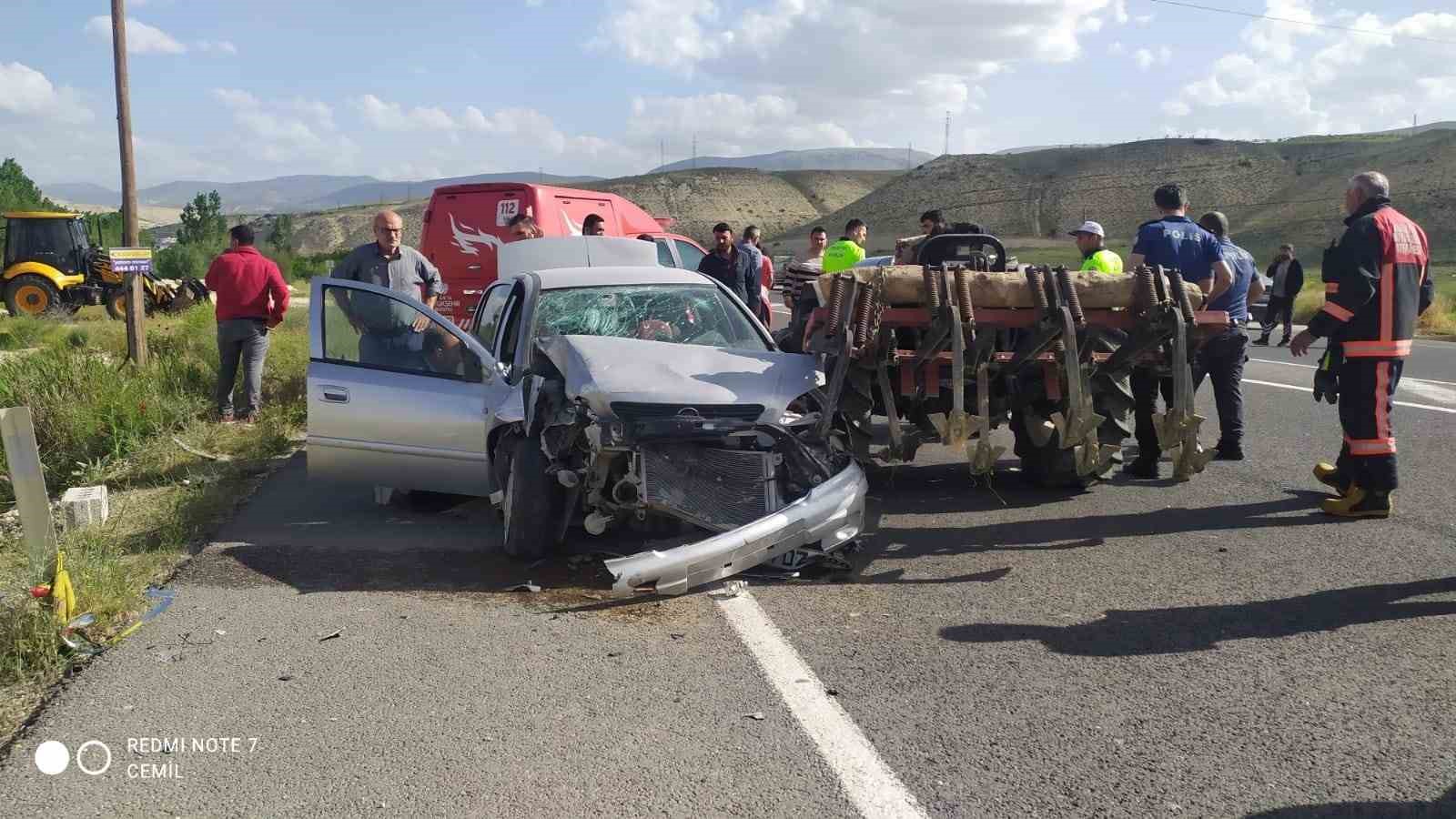 MALATYA’NIN DARENDE İLÇESİNDE YAŞANAN TRAFİK KAZASINDA BİR OTOMOBİLİN AYNI İSTİKAMETTE