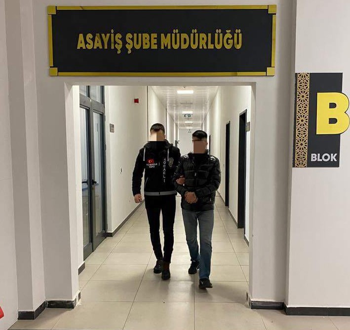 KOCAELİ'NİN DARICA İLÇESİNDE ÇALINAN 2 MOTOSİKLET VE OTOMOBİL TERK EDİLMİŞ