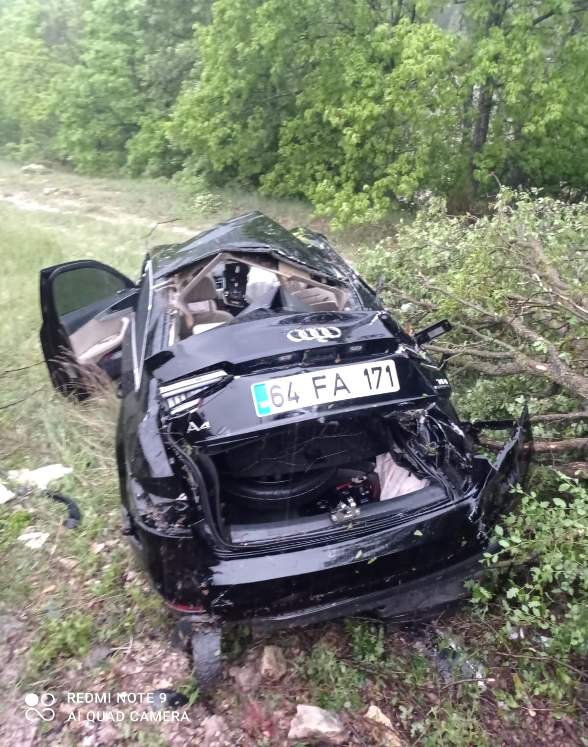 OTOMOBİL YOLDAN ÇIKIP ŞARAMPOLDEKİ AĞACA ÇARPTI: 1 ÖLÜ, 5 YARALI