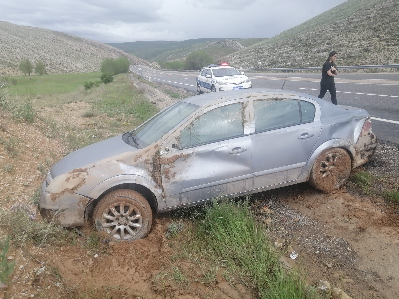 SİVAS’IN GÜRÜN İLÇESİNDE OTOMOBİLİN YOLDAN ÇIKMASI SONUCU MEYDANA GELEN KAZADA
