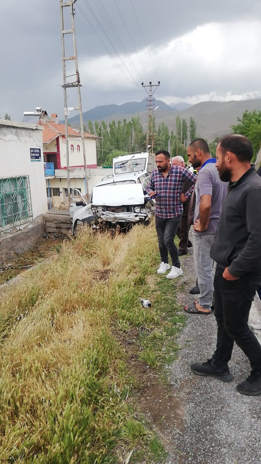 KAYSERİ’NİN DEVELİ İLÇESİNDE VİRAJI ALAMAYAN OTOMOBİL YOLDAN ÇIKTI. KAZADA 1'İ