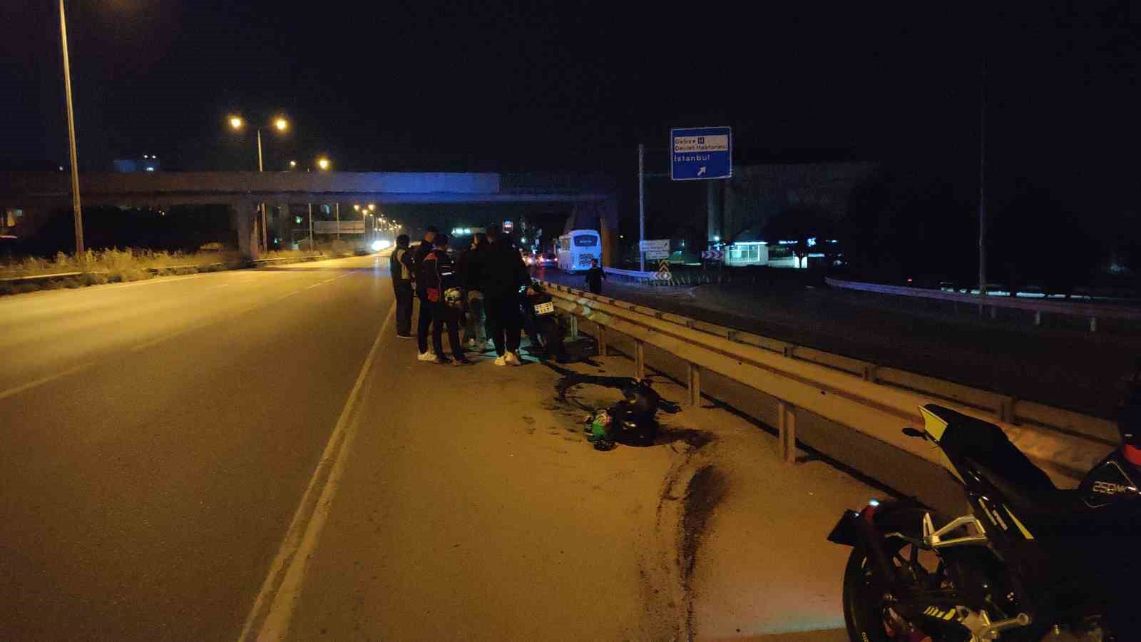 KOCAELİ'NİN GEBZE İLÇESİNDE ÖNÜNDE SEYREDEN OTOMOBİLE ARKADAN ÇARPAN MOTOSİKLETİN SÜRÜCÜSÜ