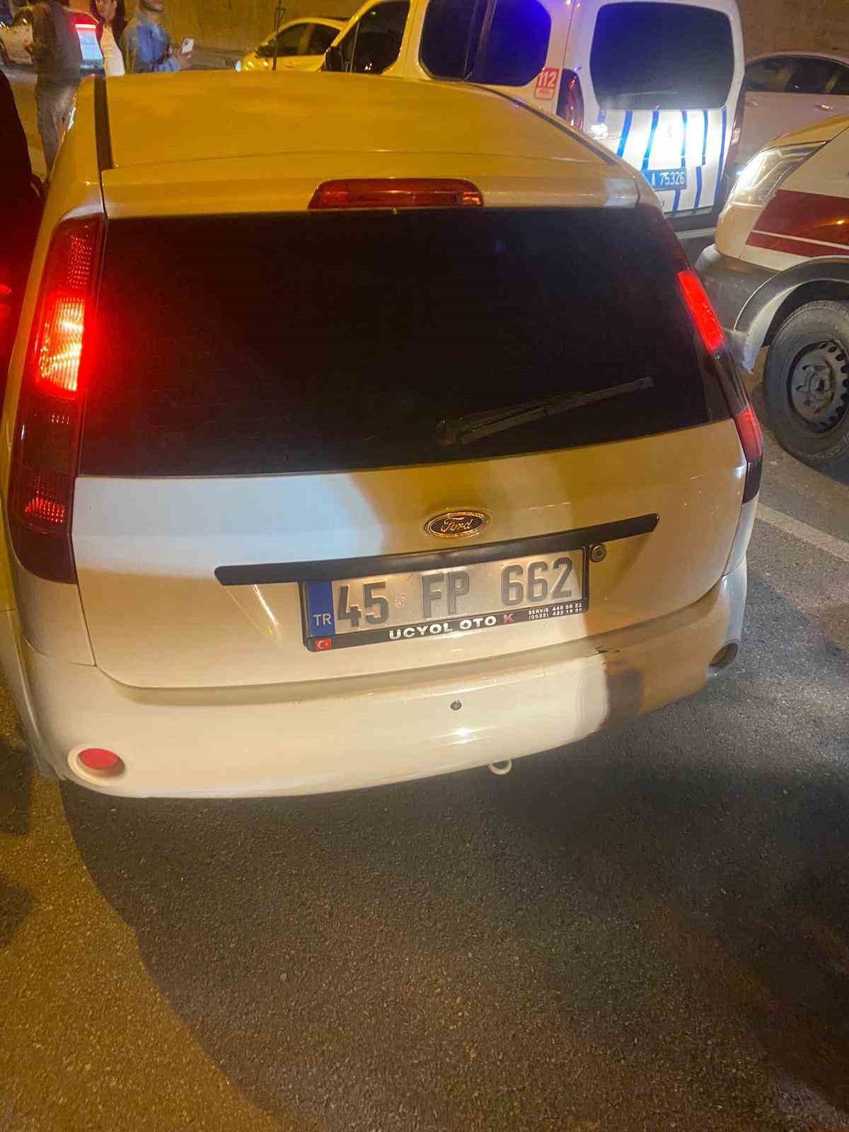 İZMİR'İN BUCA İLÇESİNDE YOLUN KARŞISINA GEÇMEK İSTEYEN ANNE VE 2