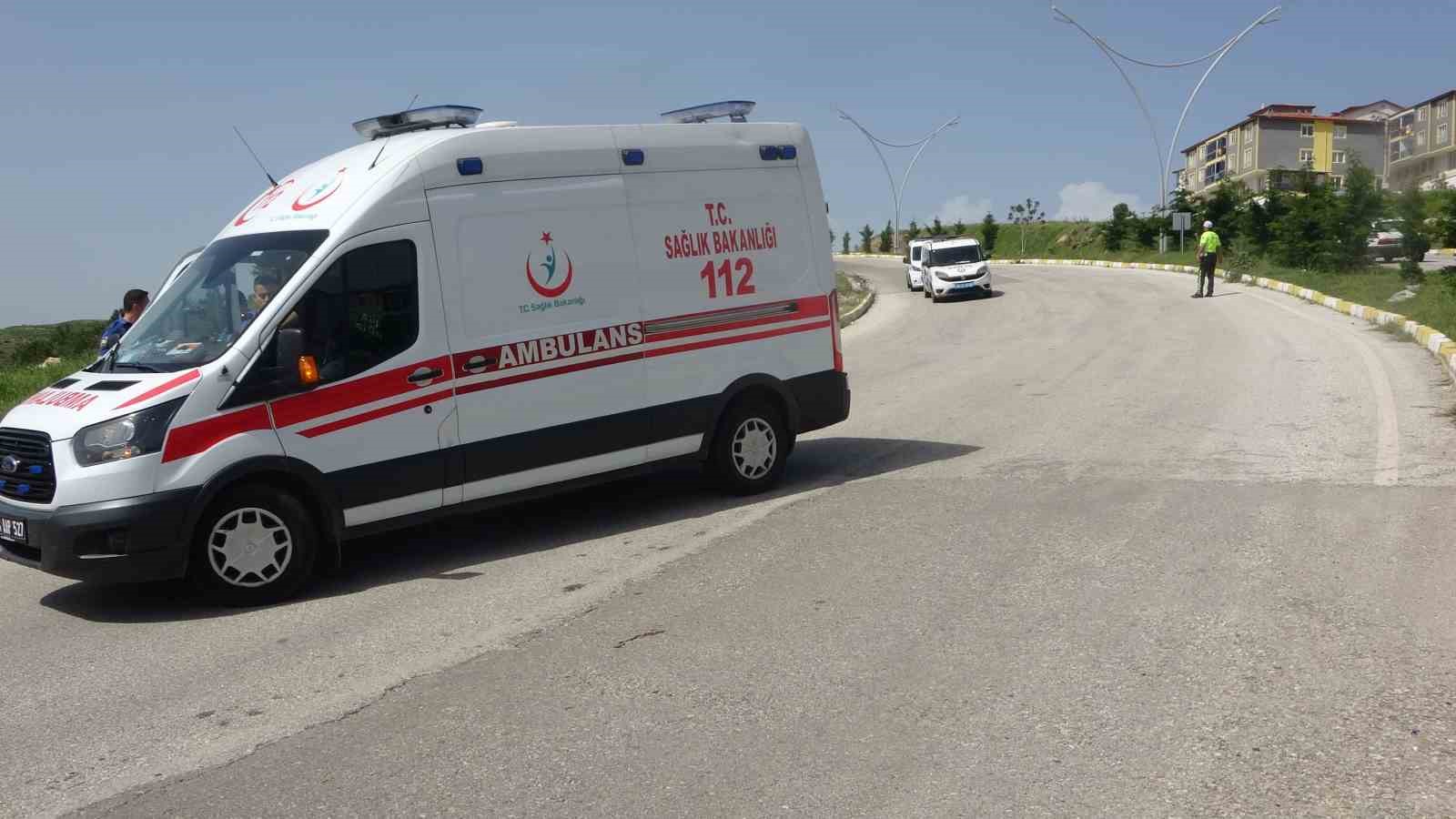 UŞAK’TA YOLDA OYUN OYNARKEN ARABA ÇARPAN ÇOCUK AĞIR YARALANARAK HASTANEYE