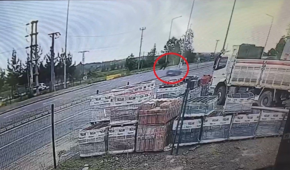 SAMSUN’UN ALAÇAM İLÇESİNDE OTOMOBİLİN ÇARPTIĞI YAYA HAVADA TAKLA ATTI. YAŞLI
